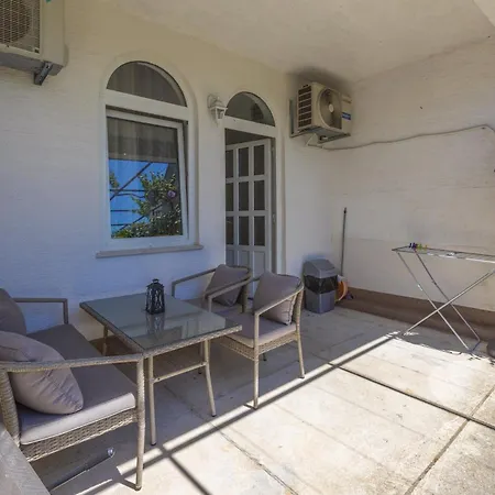 Apartment One-bedroom In 48 *